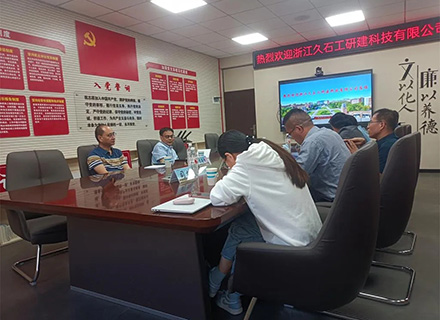 柔性石英砂貼片石發(fā)明人、浙江久石公司董事長(zhǎng)豐新華一行赴沈陽(yáng)工業(yè)大學(xué)開(kāi)展深化校企合作交流